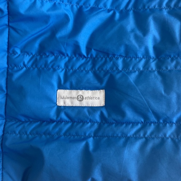 Lululemon Winter Vest. Reversible. Size XL. Dark Blue/Bright Blue - Picture 3 of 3